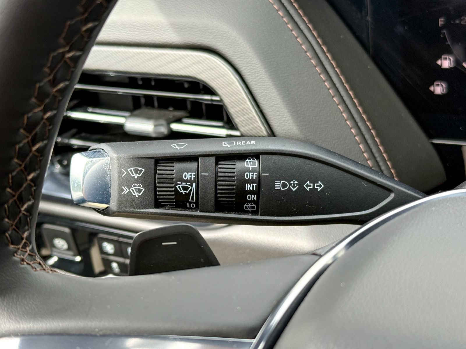 Certified 2025 GMC Yukon AT4 w/ AT4 Premium Package AWD/4WD image 29