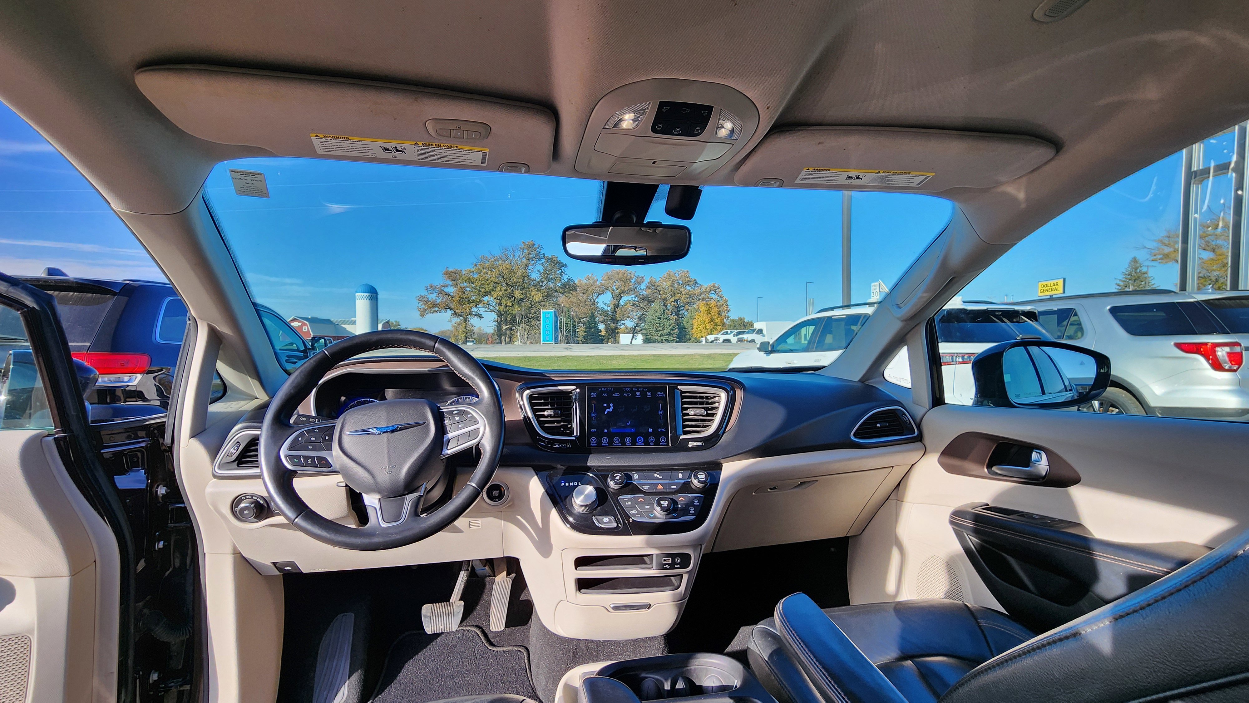 Used 2017 Chrysler Pacifica Touring-L w/ Tire & Wheel Group image 10