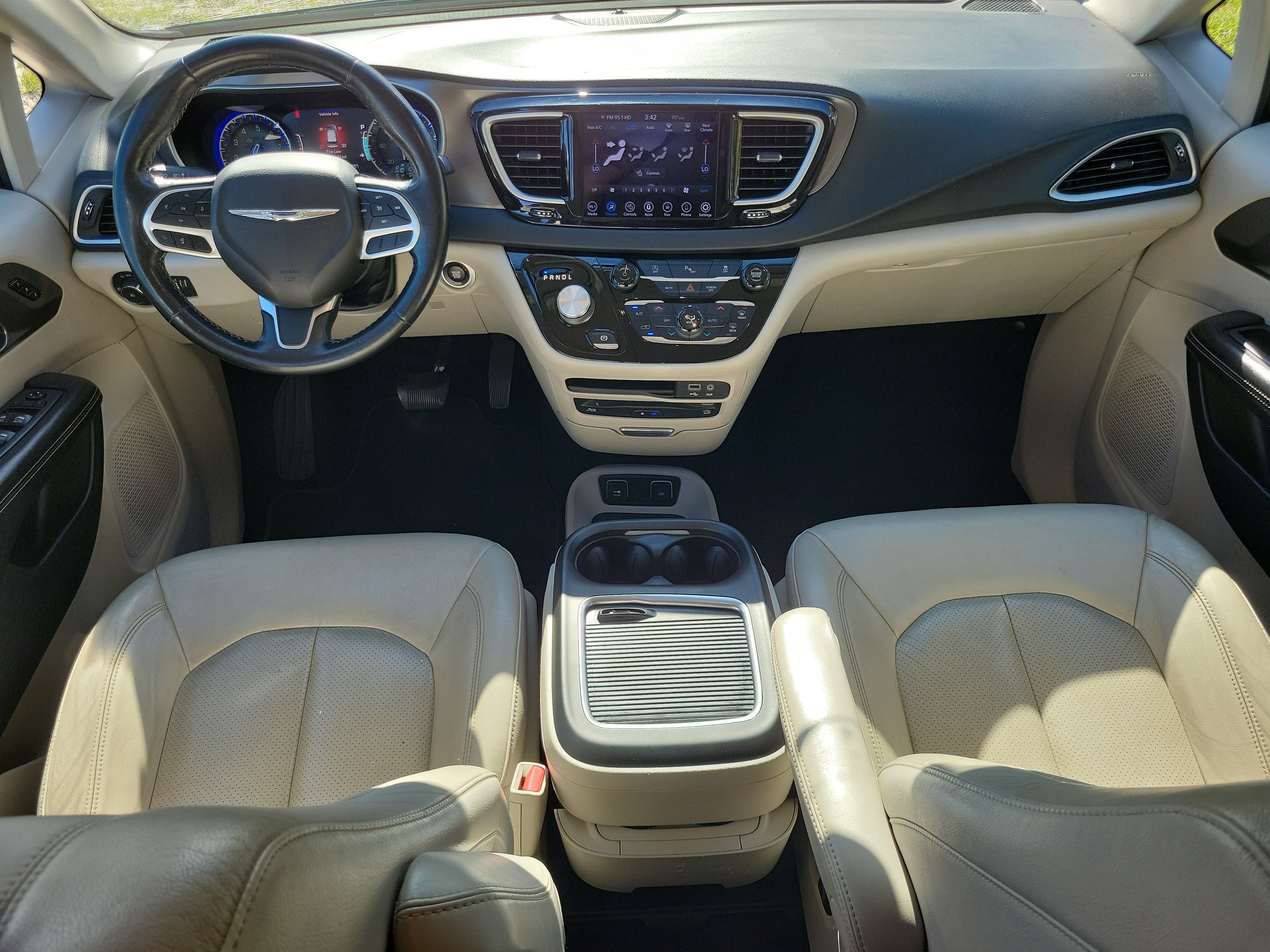 Used 2020 Chrysler Pacifica Touring-L Plus FWD image 10