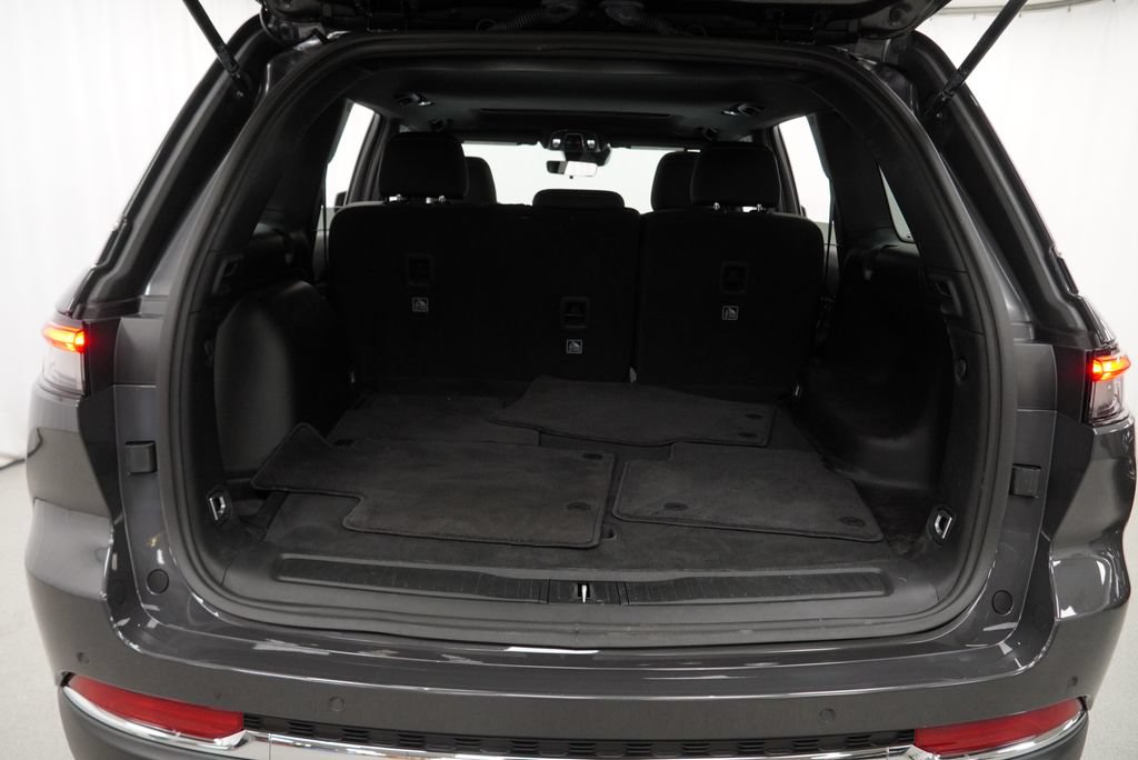 Used 2025 Jeep Grand Cherokee Laredo X AWD/4WD image 44