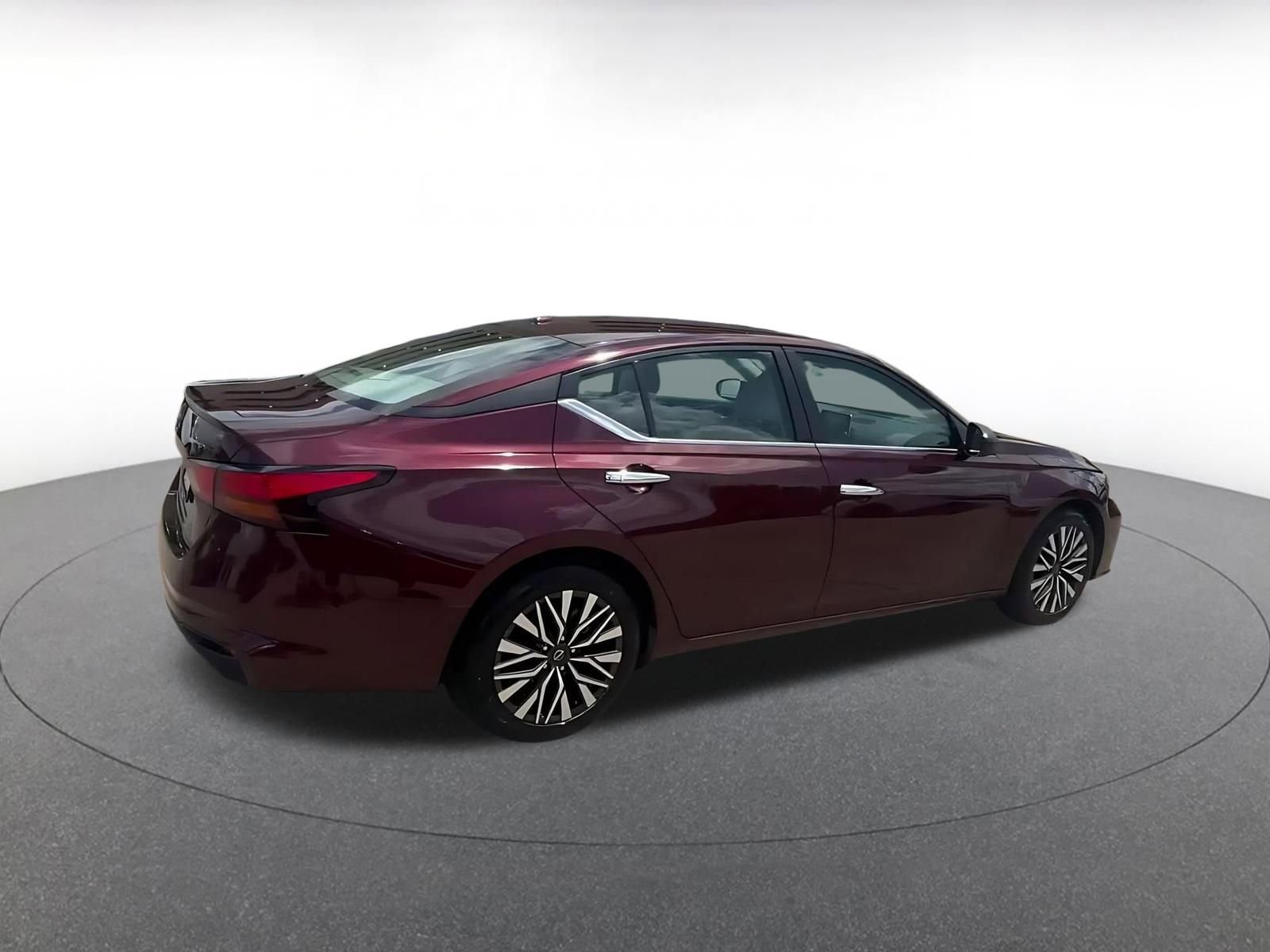 Used 2025 Nissan Altima 2.5 SV FWD image 14