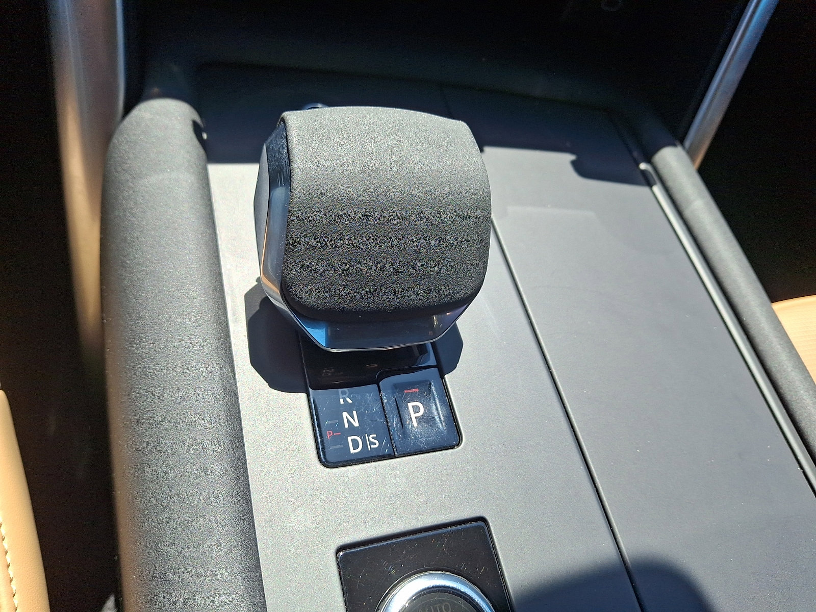 Used 2024 Land Rover Discovery Dynamic SE image 16