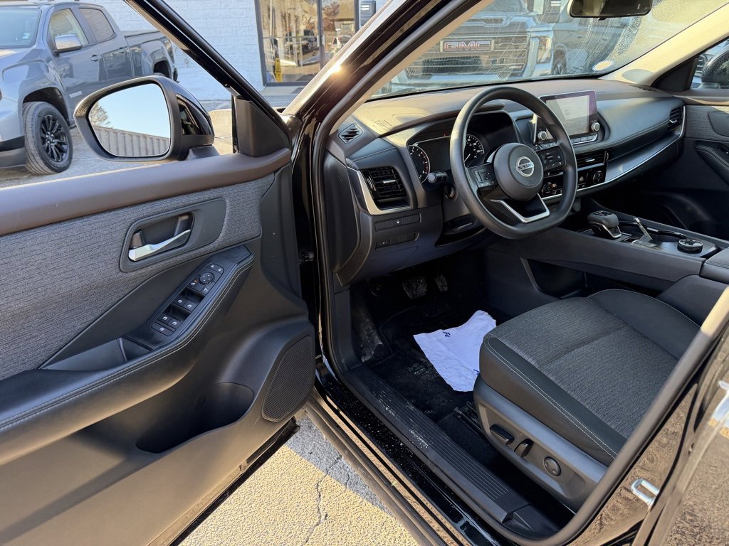 Used 2021 Nissan Rogue SV image 16