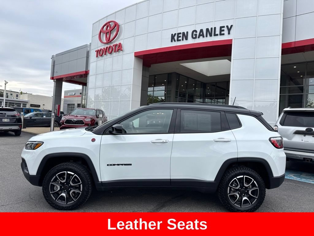 Used 2025 Jeep Compass Trailhawk AWD/4WD image 3