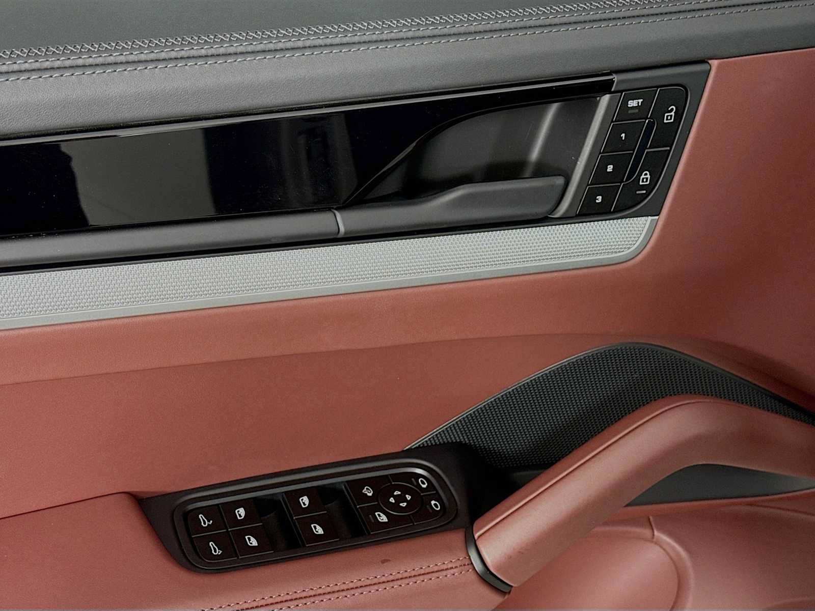 Certified 2025 Porsche Cayenne Coupe AWD/4WD image 11