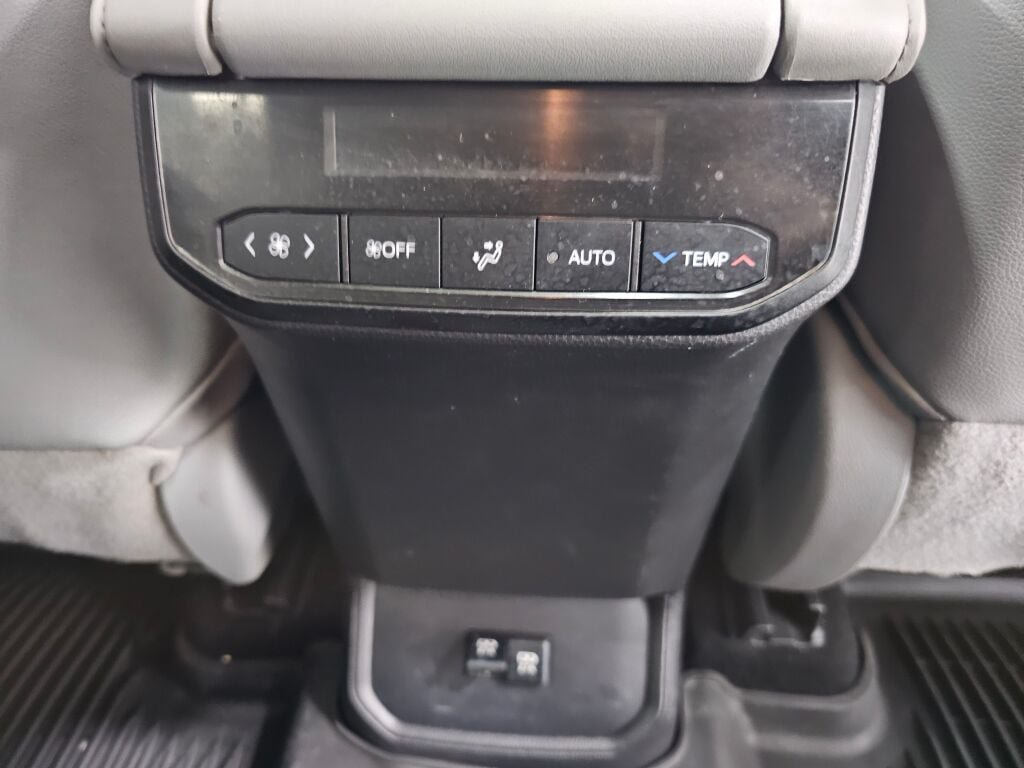 Used 2020 Toyota Highlander XLE AWD/4WD image 20