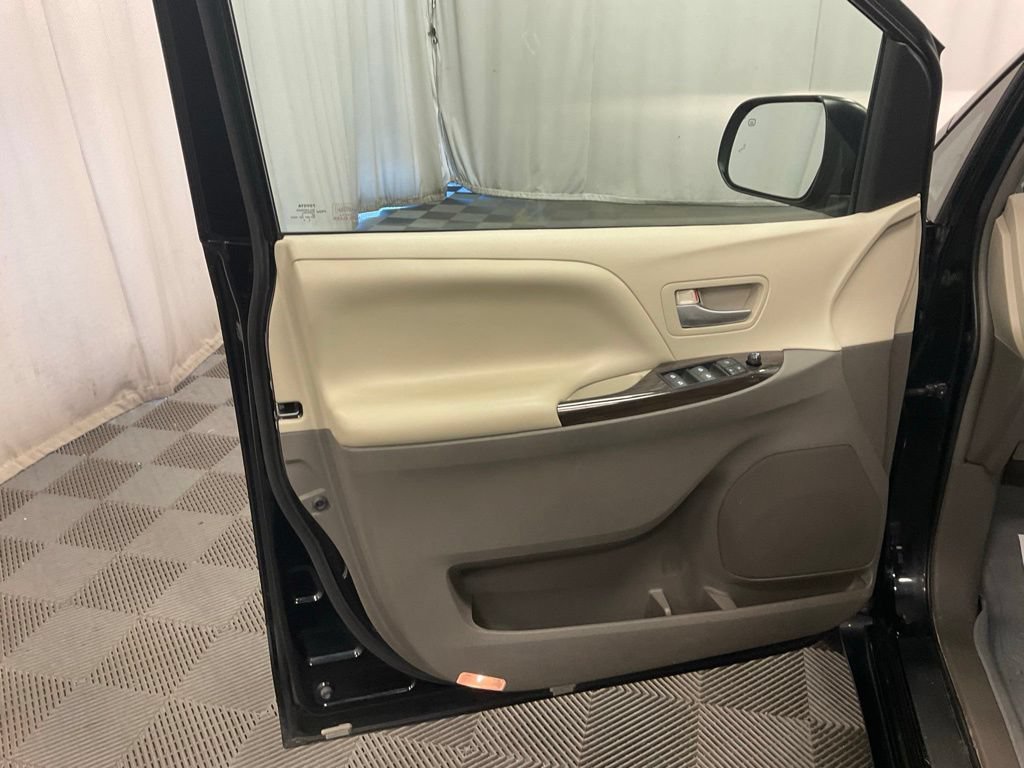 Used 2015 Toyota Sienna XLE FWD image 23