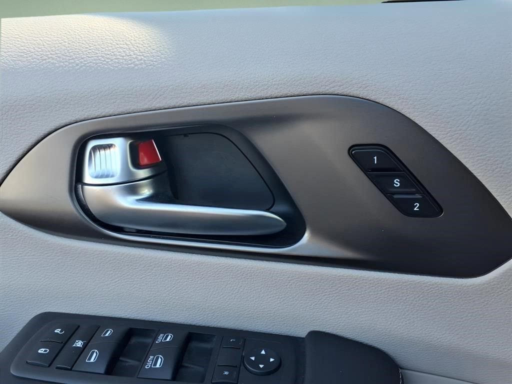 Used 2023 Chrysler Pacifica Touring-L FWD image 15