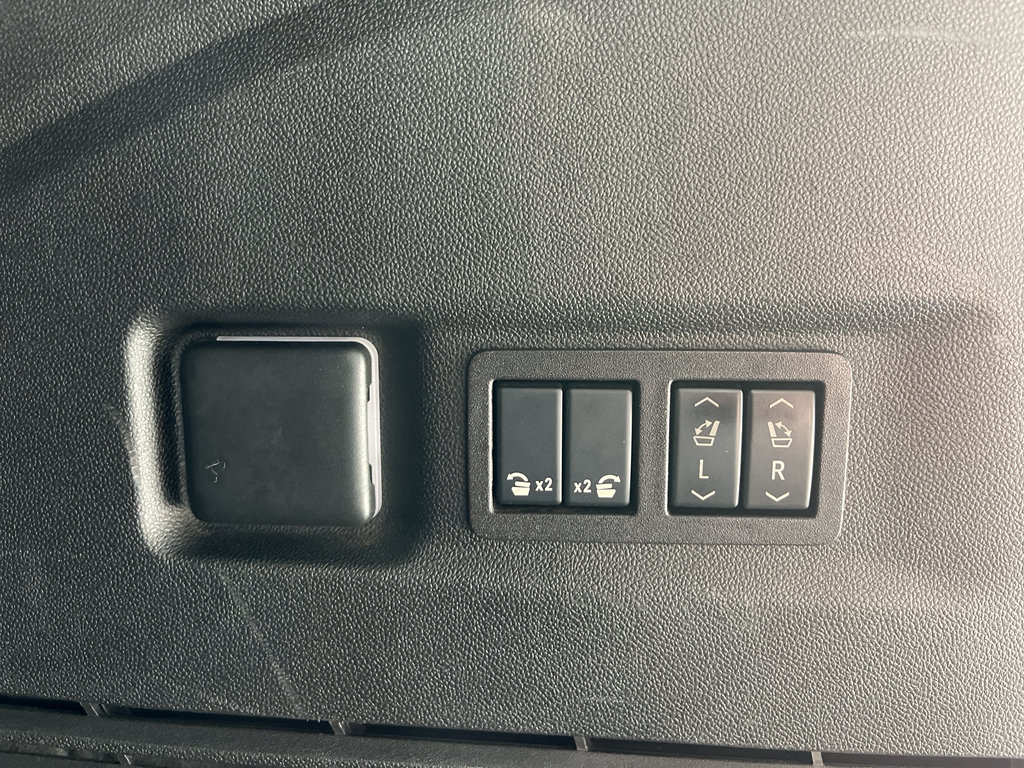 Used 2024 Chevrolet Suburban LT w/ Luxury Package RWD image 10