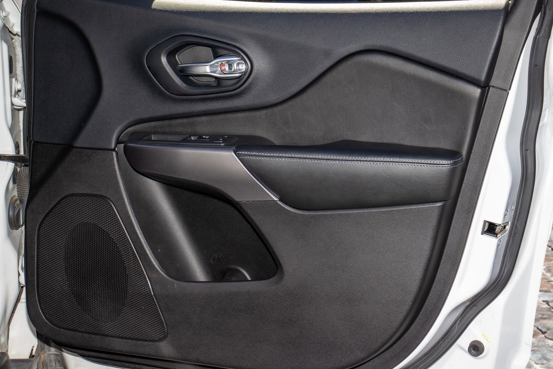 Used 2019 Jeep Cherokee Latitude Plus w/ Comfort/Convenience Group image 20