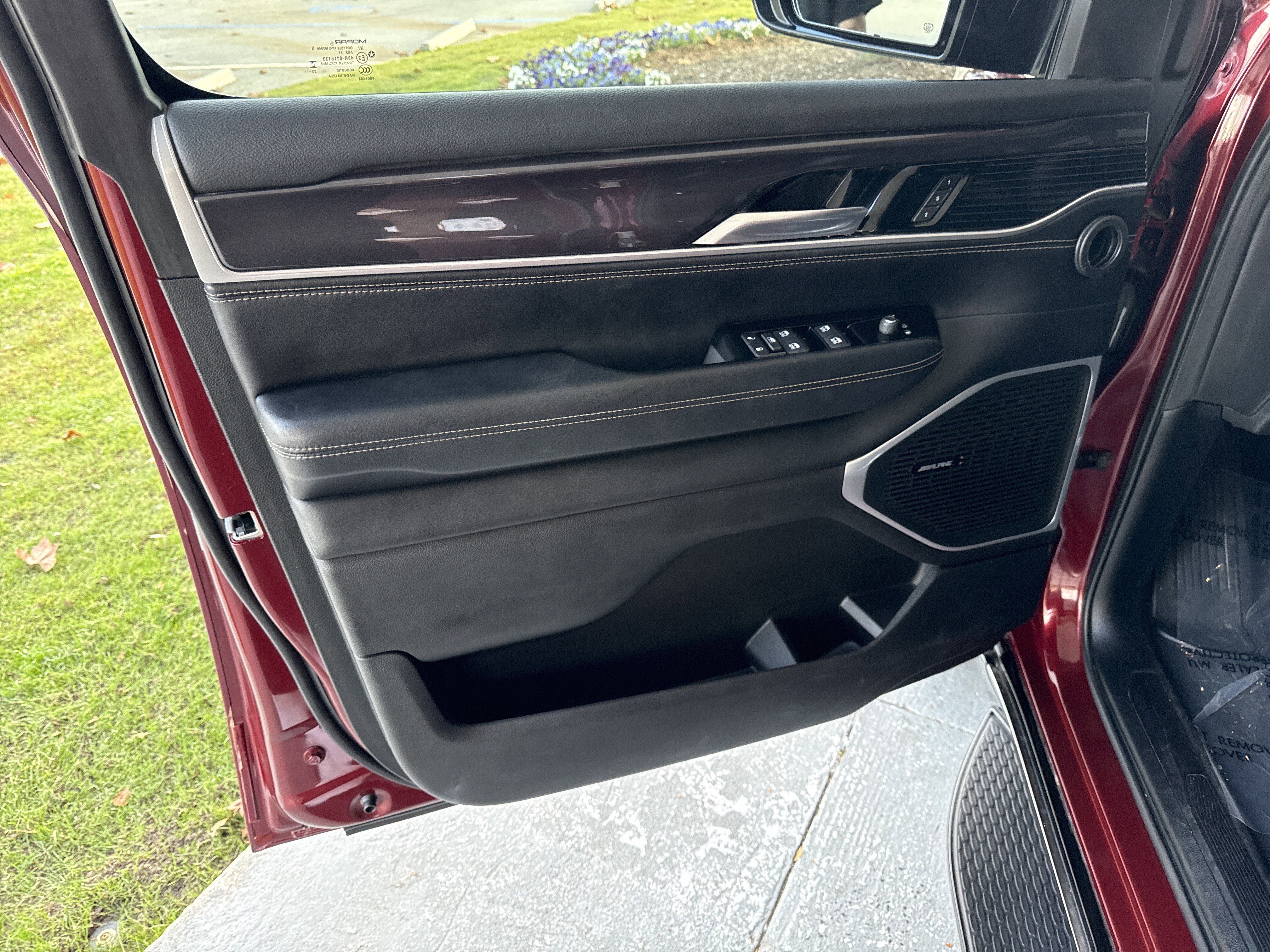 Used 2024 Jeep Wagoneer L image 14