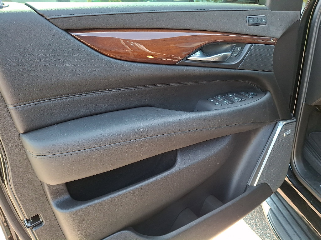 Used 2020 Cadillac Escalade Luxury AWD/4WD image 13