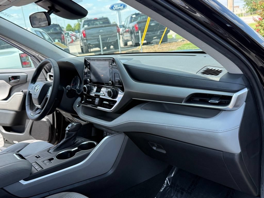 Used 2022 Toyota Highlander LE FWD image 27