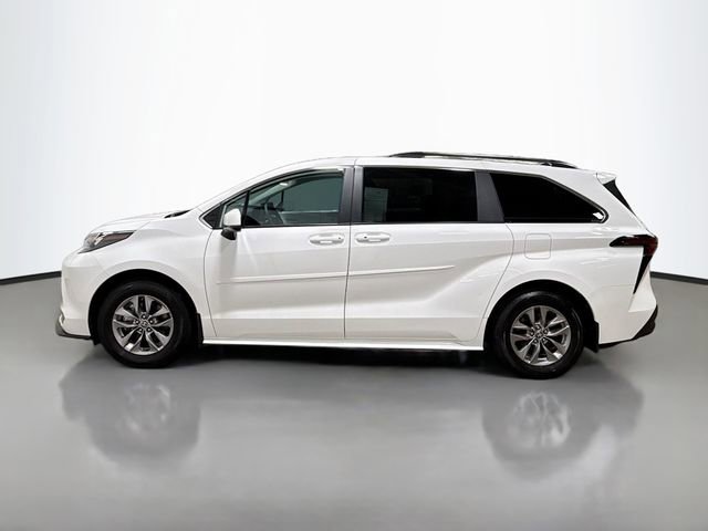 Used 2025 Toyota Sienna LE image 10
