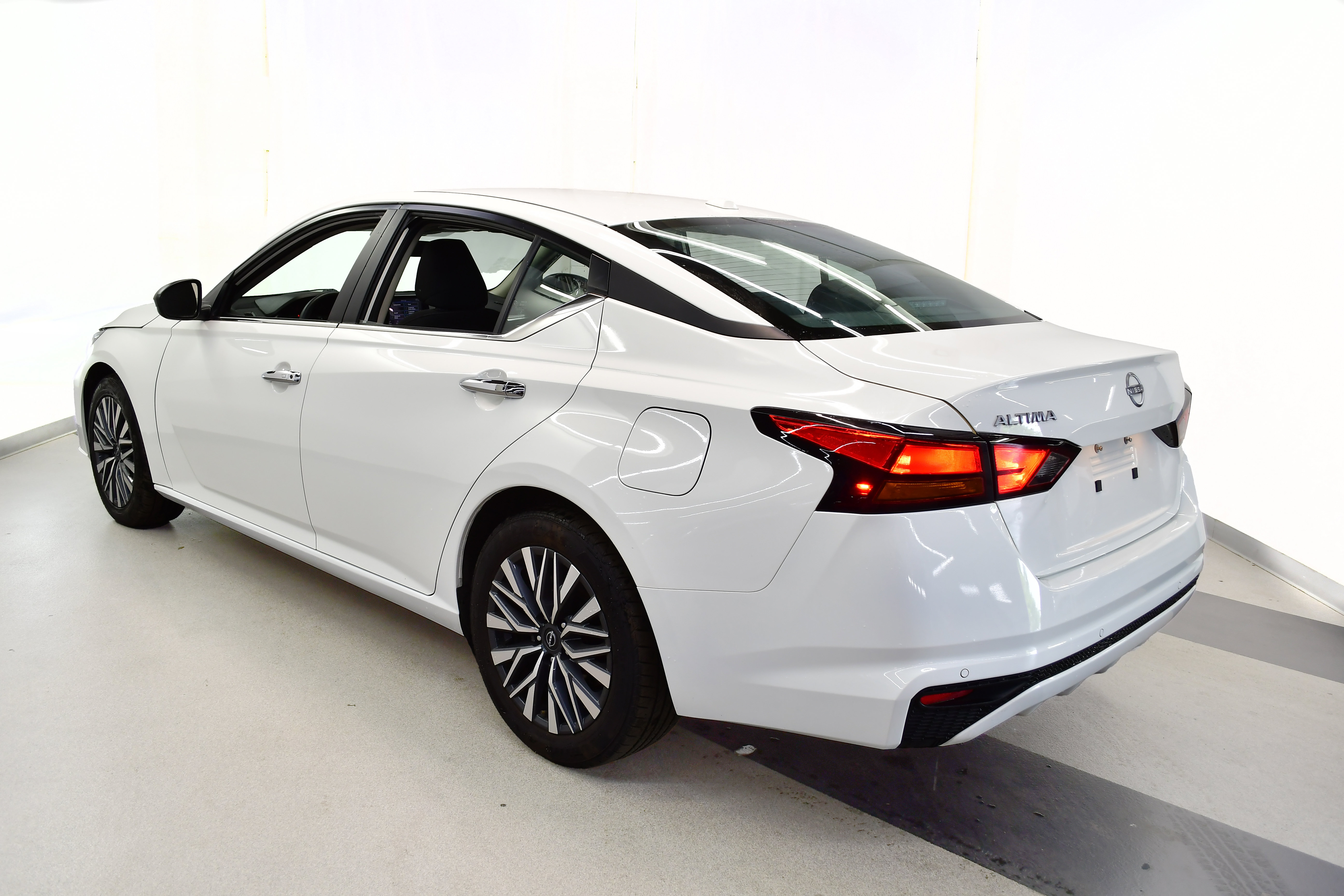 Used 2025 Nissan Altima 2.5 SV FWD image 5
