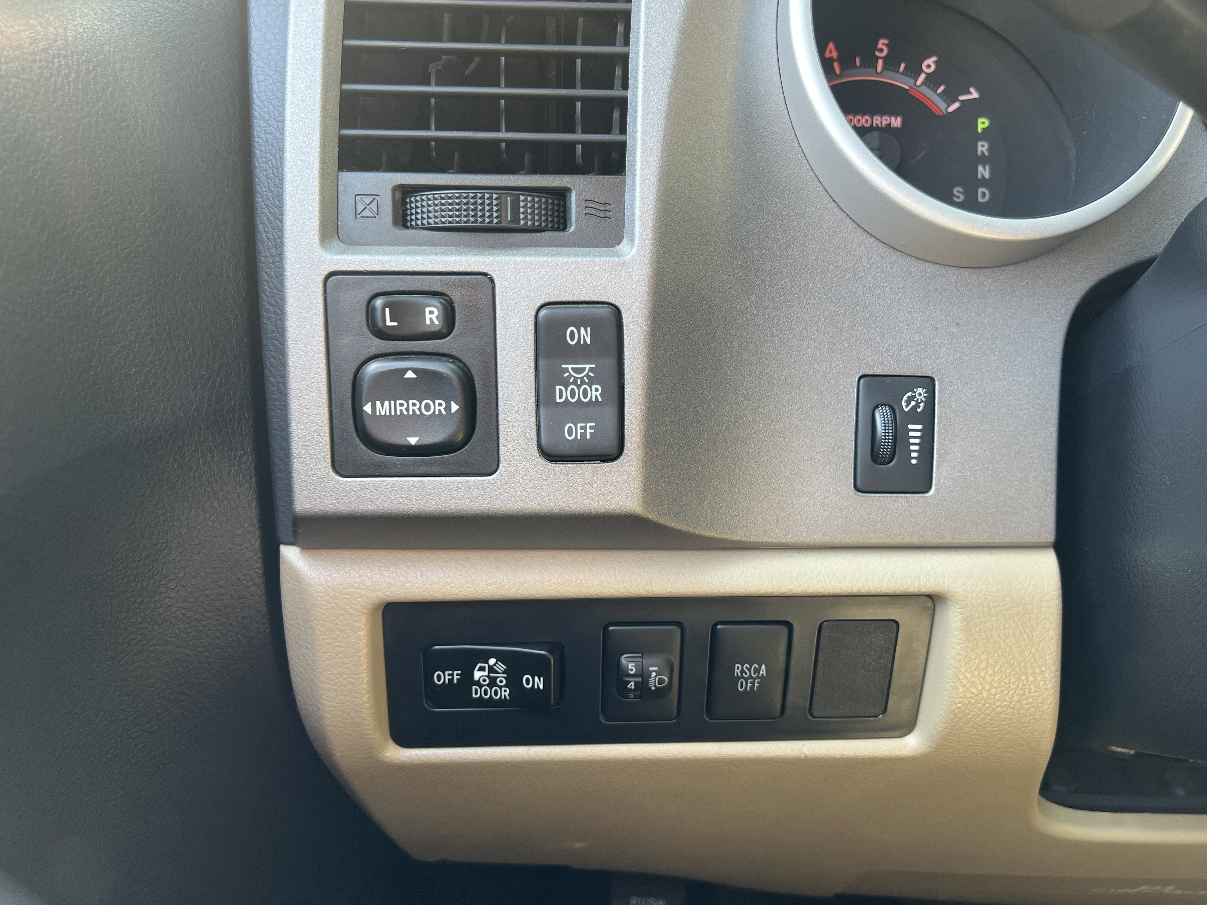 Used 2013 Toyota Tundra 4x4 CrewMax w/ SR5 Pkg image 28