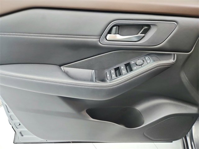 Used 2023 Nissan Rogue SV w/ SV Premium B Package image 31