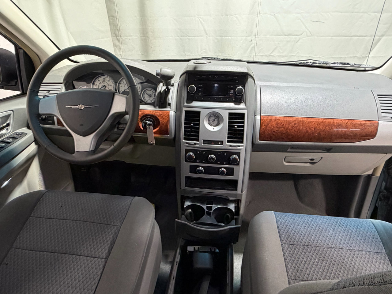 Used 2009 Chrysler Town & Country Touring w/ Flexible Seating Group image 16