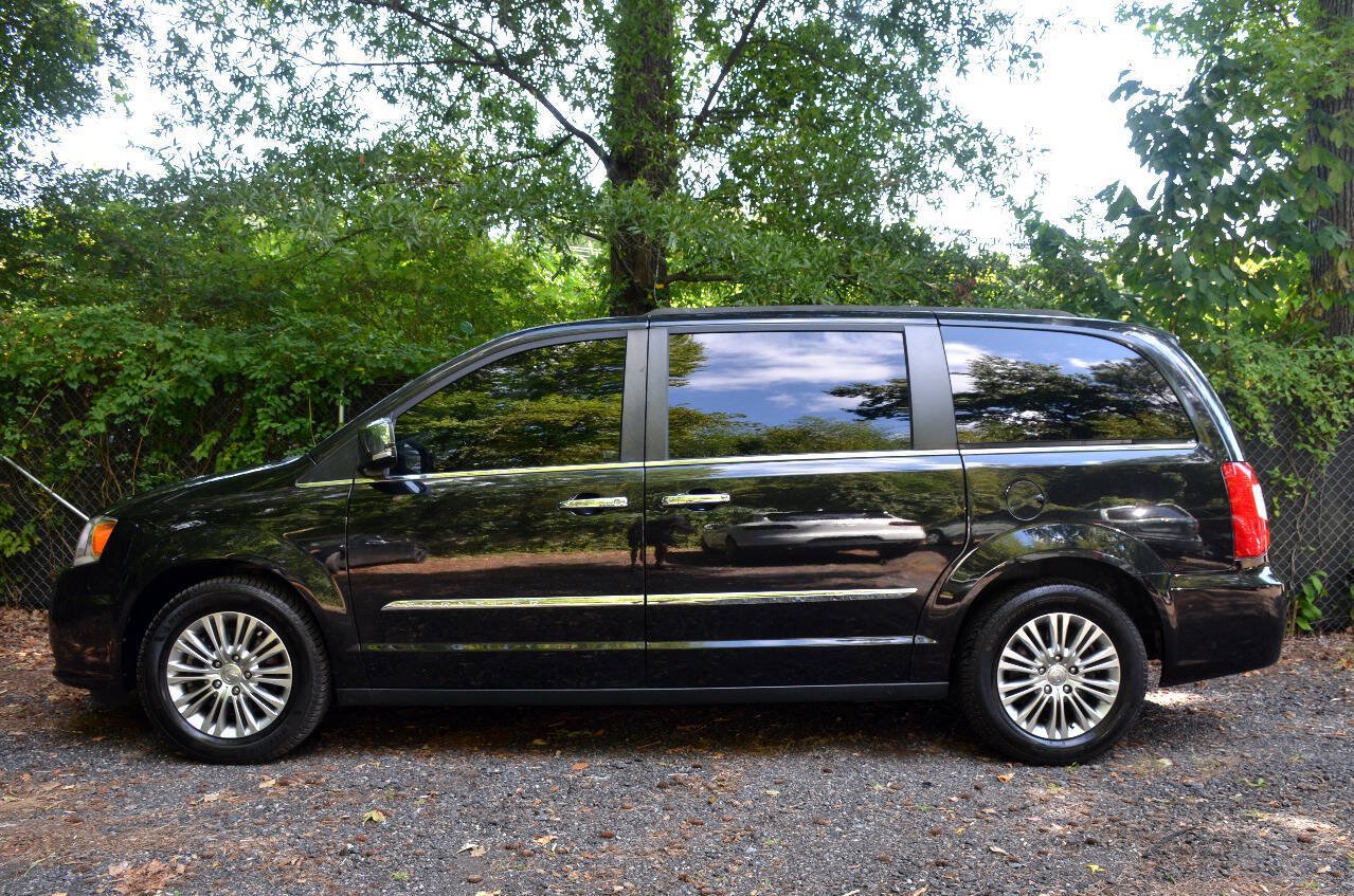 Used 2015 Chrysler Town & Country Touring-L w/ Driver Convenience Group FWD image 3