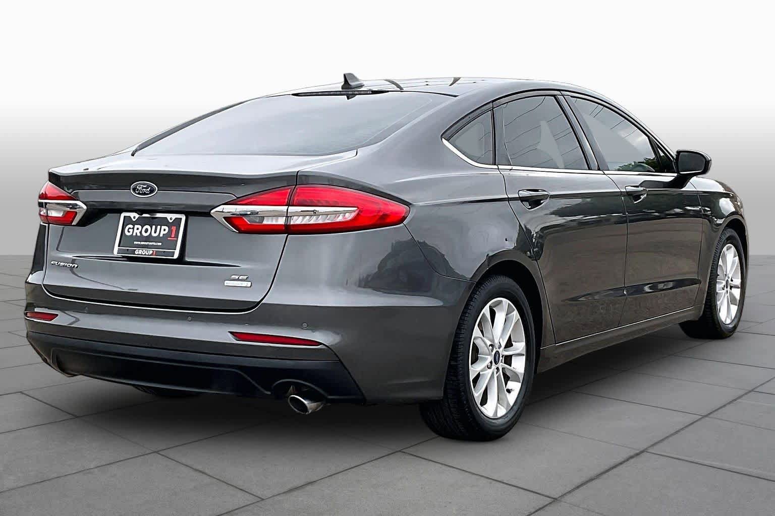 Used 2019 Ford Fusion SE FWD image 13