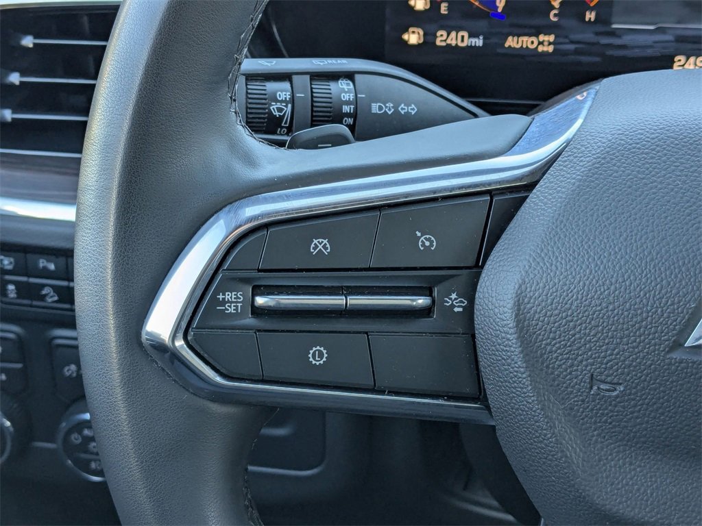 Used 2025 Chevrolet Suburban Z71 image 19