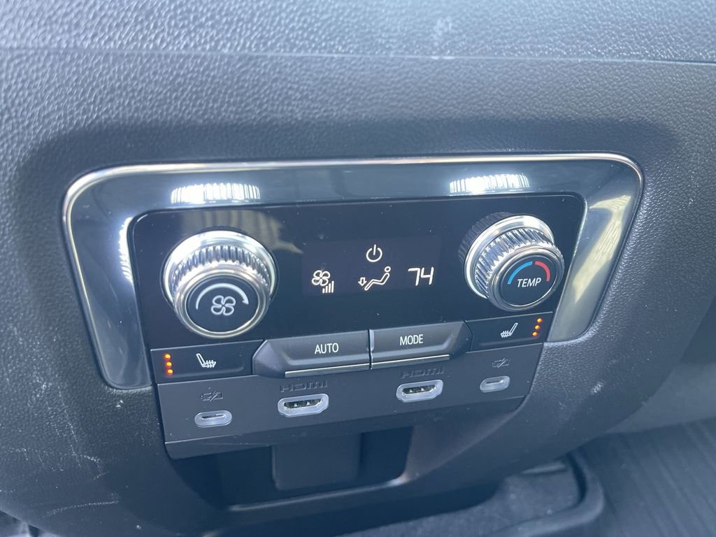 Used 2023 GMC Yukon Denali Ultimate image 32