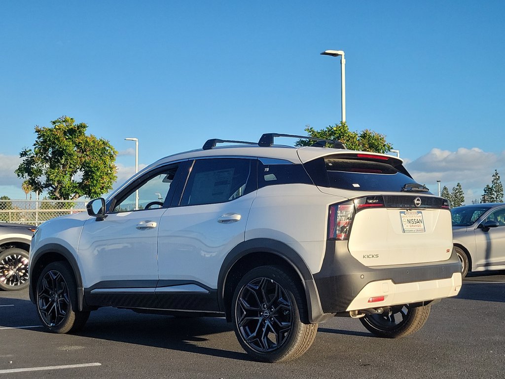 New 2026 Nissan Kicks SR FWD image 2