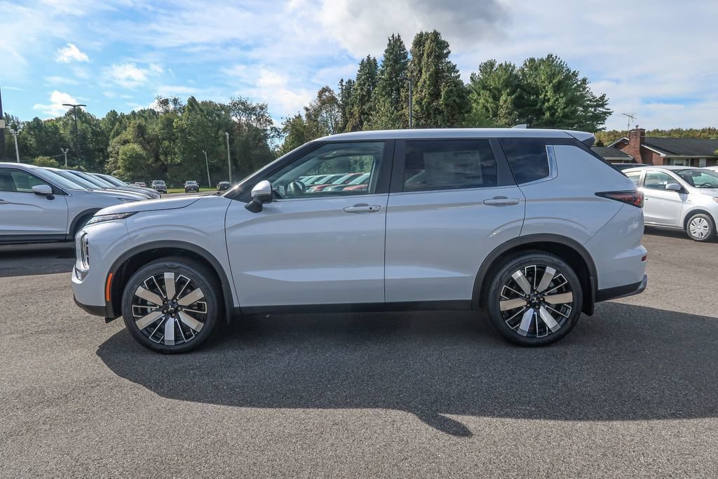 New 2025 Mitsubishi Outlander SE AWD/4WD image 2