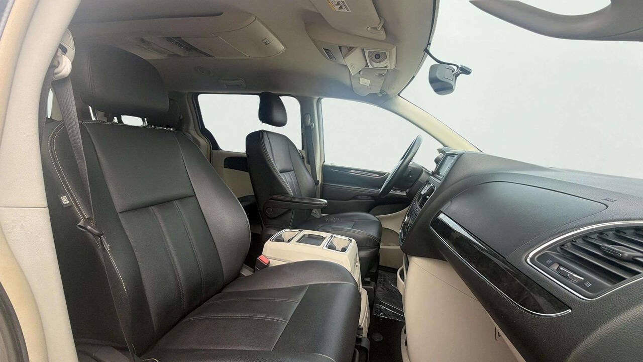 Used 2016 Chrysler Town & Country Touring w/ Driver Convenience Group FWD image 18