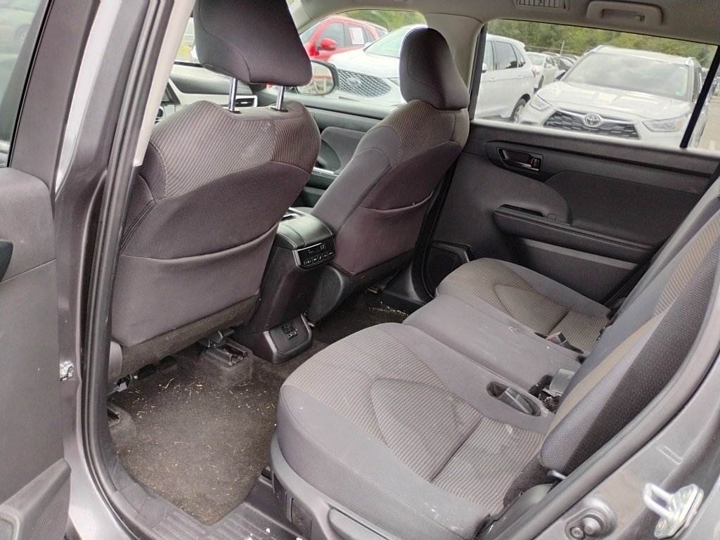 Used 2024 Toyota Highlander LE image 9