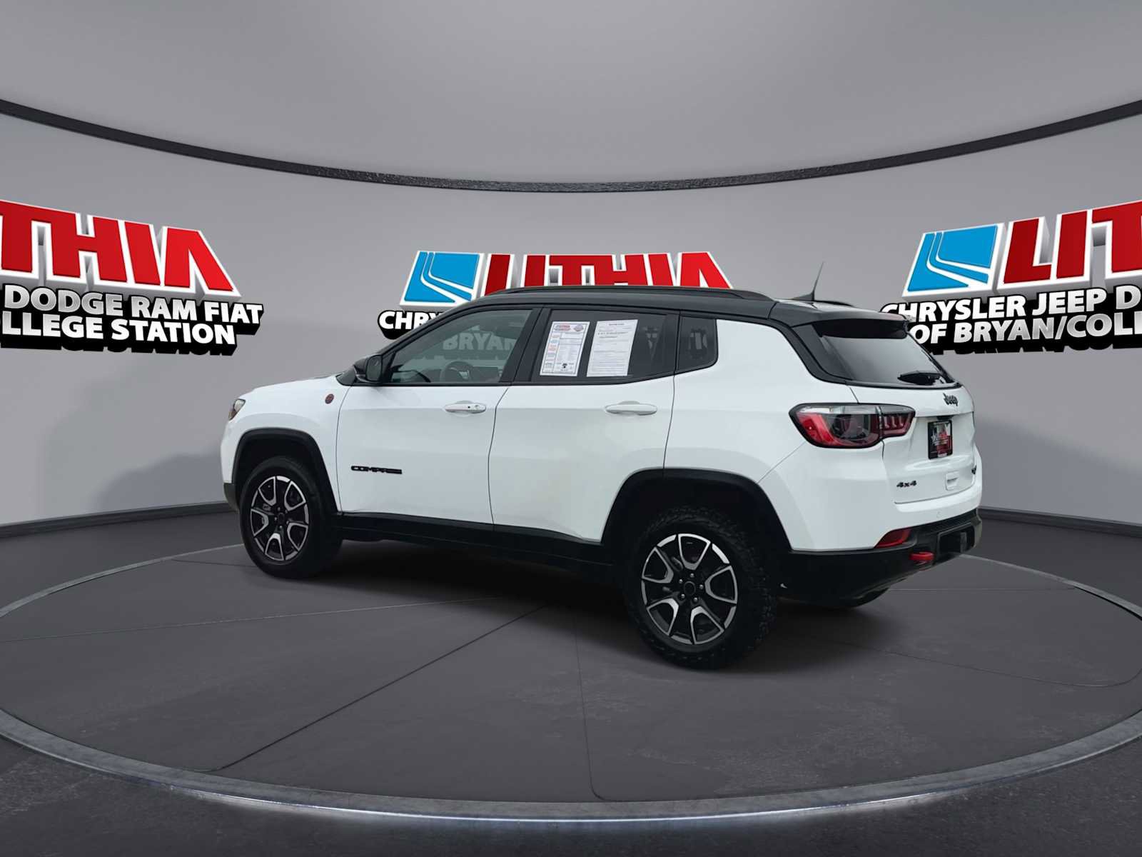 Used 2025 Jeep Compass Trailhawk w/ Trailer Tow Group AWD/4WD image 6