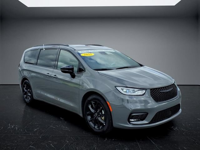 Used 2025 Chrysler Pacifica Limited FWD image 5