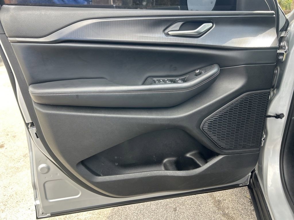 Used 2023 Jeep Grand Cherokee Laredo w/ Luxury Tech Group I image 34