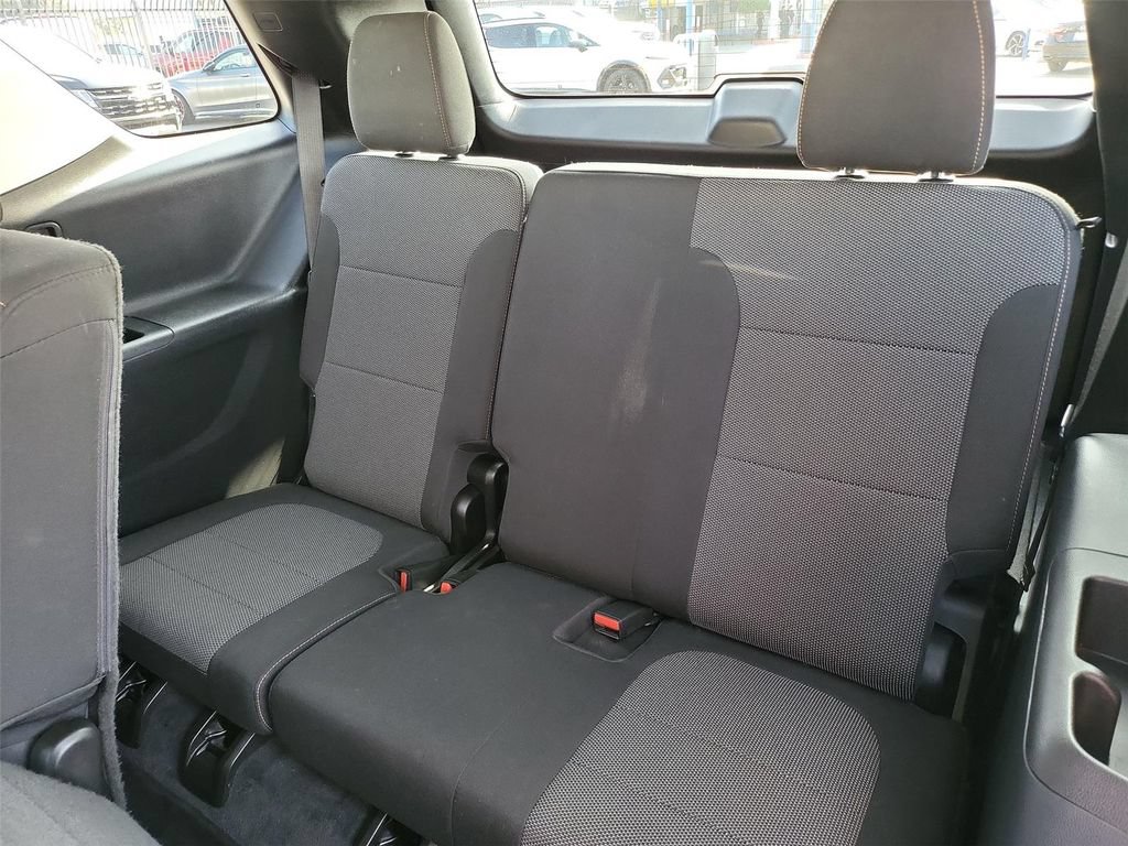 Used 2021 Chevrolet Traverse LT FWD image 40