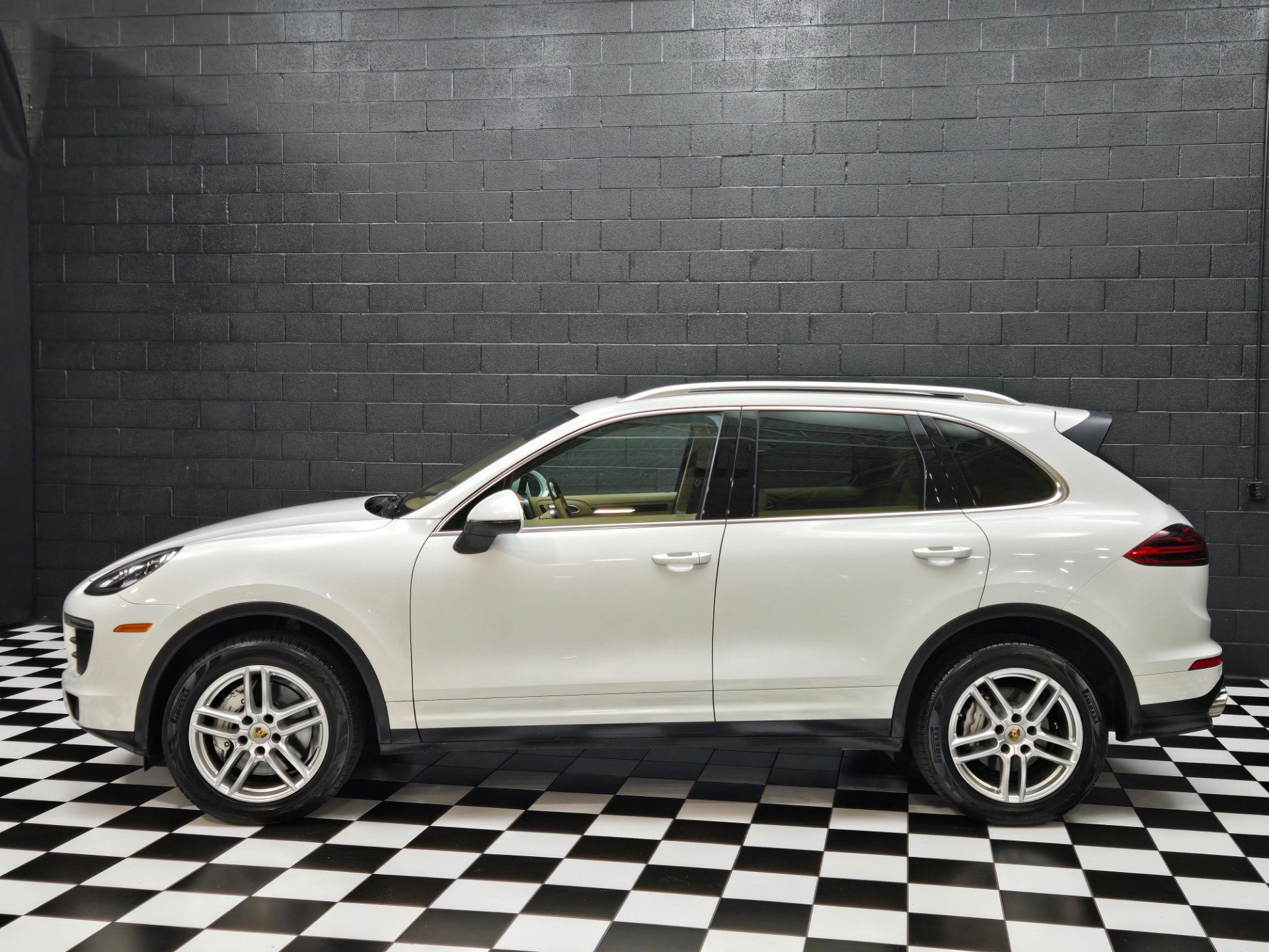 Used 2017 Porsche Cayenne S AWD/4WD image 2