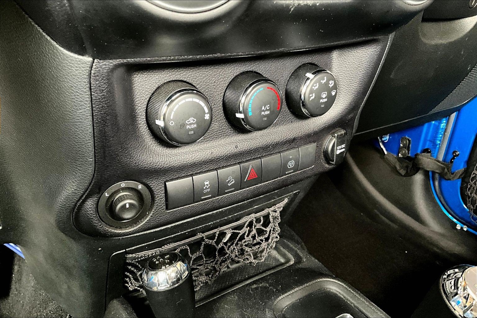Used 2015 Jeep Wrangler Sahara w/ Connectivity Group AWD/4WD image 15