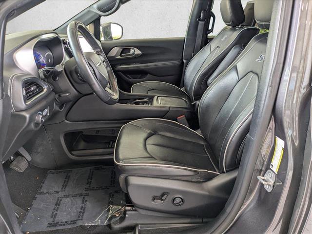 Used 2022 Chrysler Pacifica Limited w/ Uconnect Theater Family Group FWD image 15