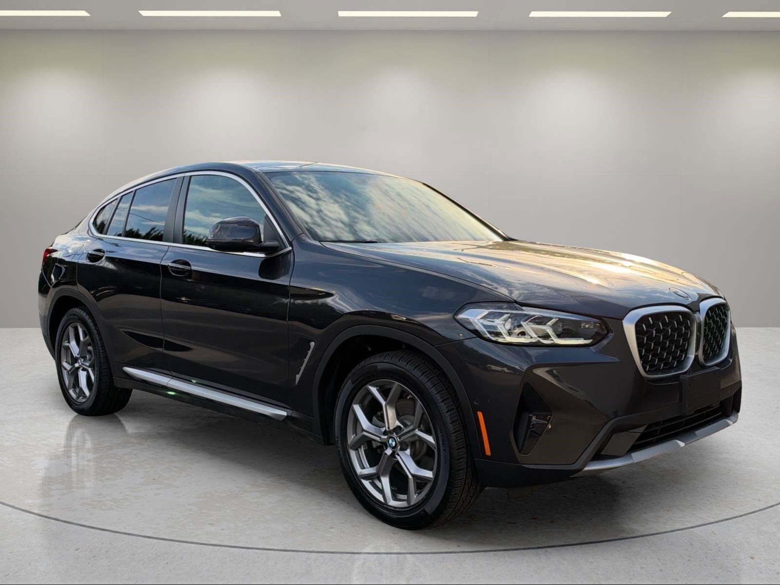 Used 2024 BMW X4 xDrive30i w/ Parking Assistance Package AWD/4WD image 9