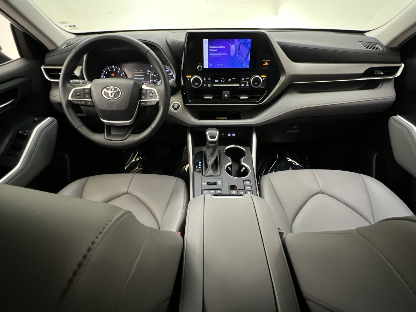 Used 2024 Toyota Highlander XLE AWD/4WD image 22