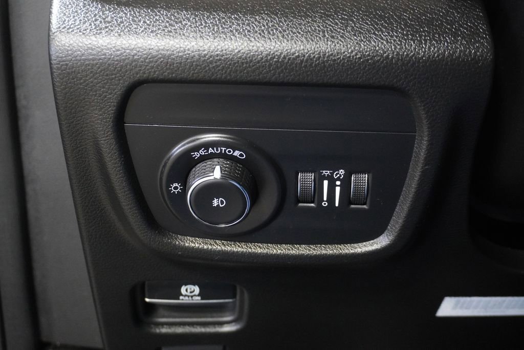 Used 2024 Jeep Grand Cherokee Limited w/ Luxury Tech Group II image 30