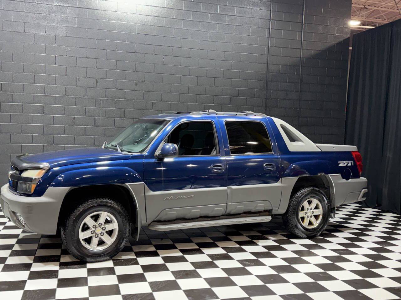 Used 2002 Chevrolet Avalanche 1500 4dr 4WD Crew Cab SB w/ Off-Road Suspension Pkg image 5