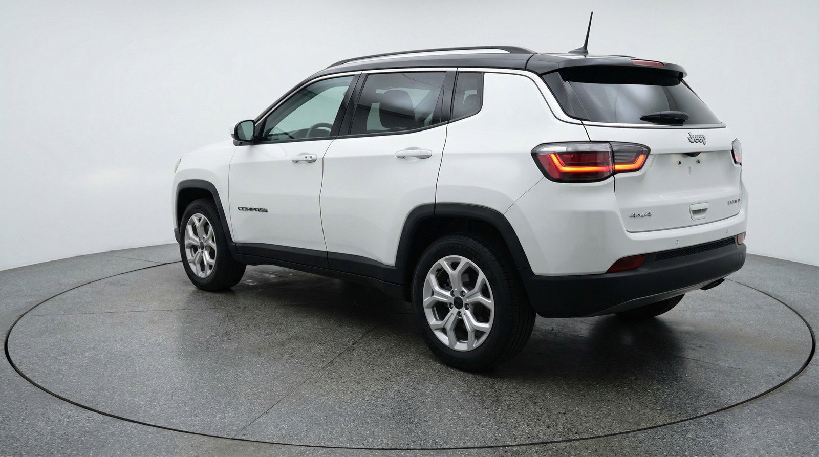 Used 2025 Jeep Compass Latitude AWD/4WD image 6