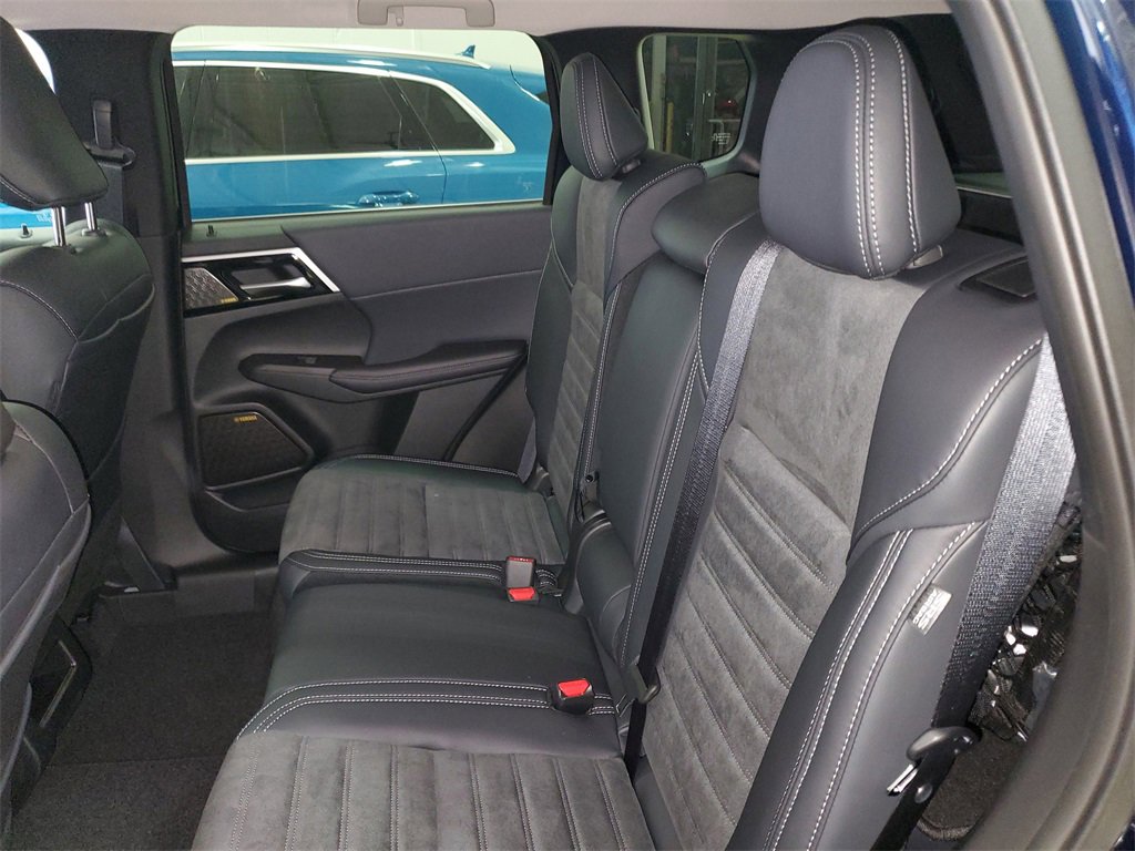 New 2025 Mitsubishi Outlander SE image 13