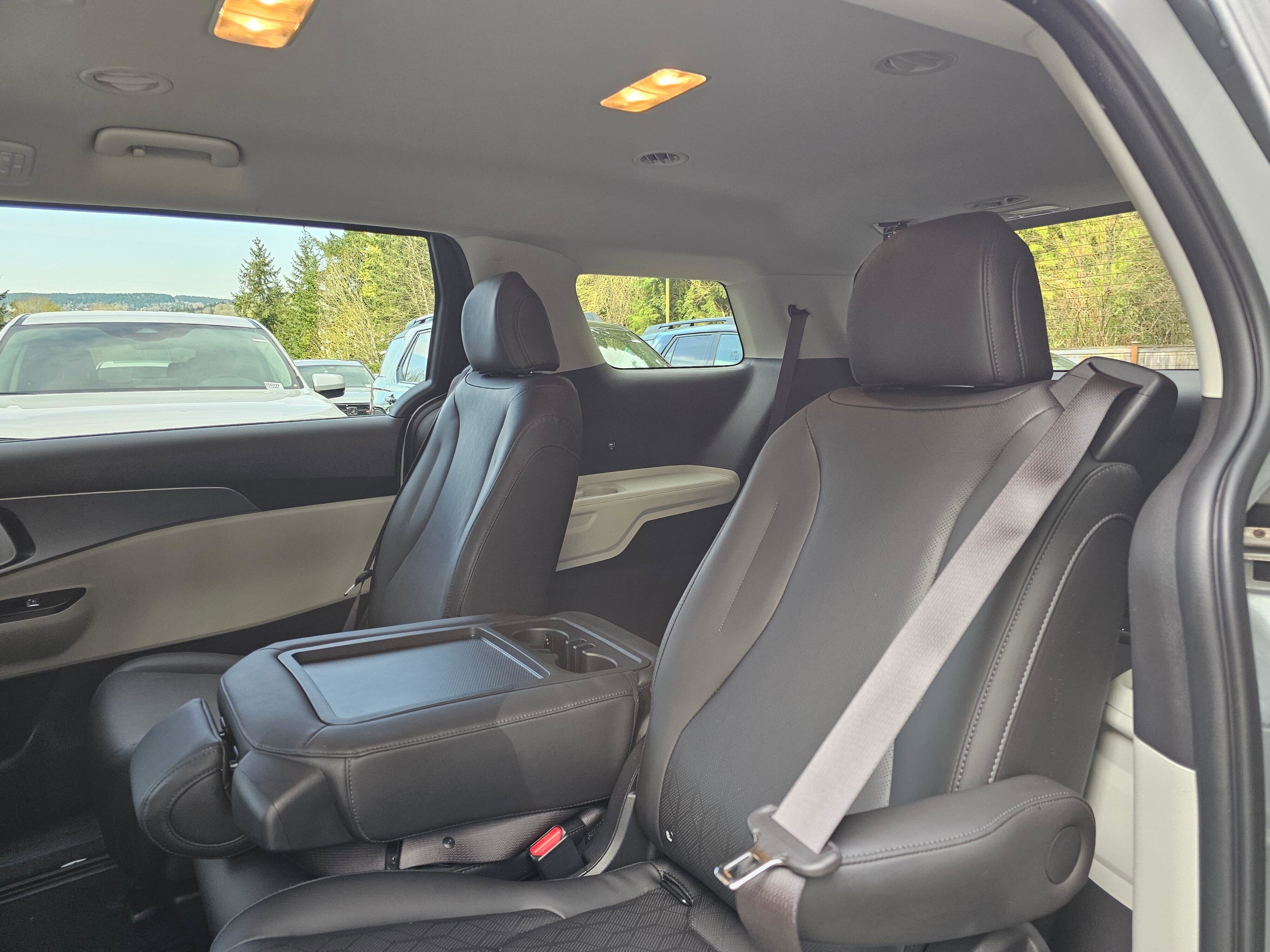 Used 2022 Kia Carnival LX FWD image 17