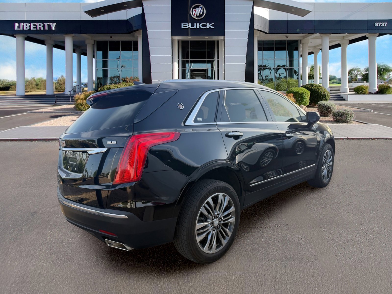 Used 2018 Cadillac XT5 Premium Luxury w/ LPO, Wheel Lock Package AWD/4WD image 2