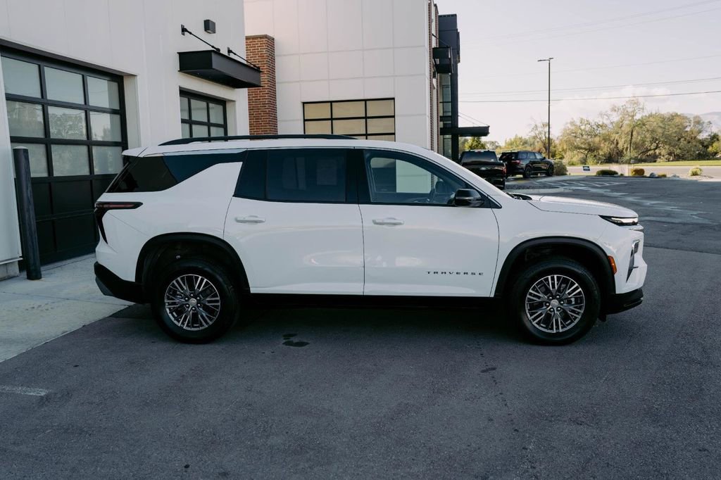 Used 2025 Chevrolet Traverse LT image 12