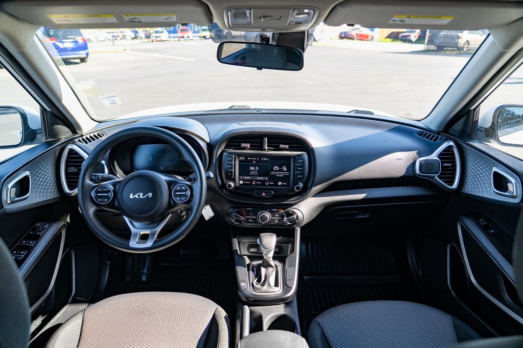 Used 2023 Kia Soul LX w/ LX Technology Package image 16