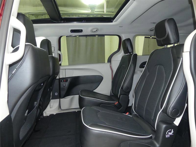 Used 2023 Chrysler Pacifica Limited AWD/4WD image 26