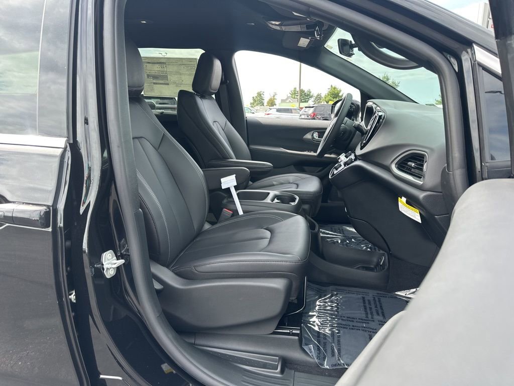 New 2026 Chrysler Voyager LX image 25