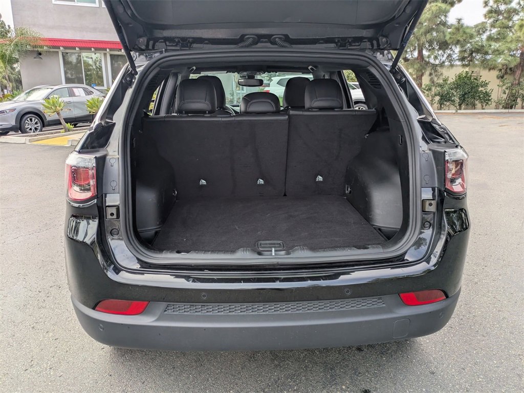 Used 2025 Jeep Compass Limited image 31